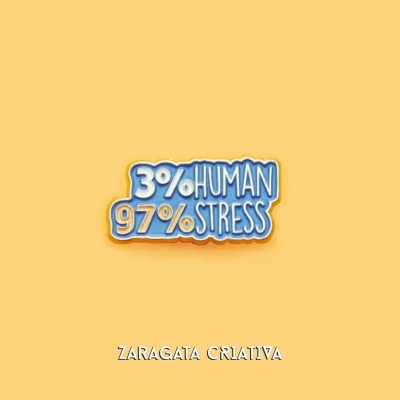 Pin com texto '3% HUMAN 97% STRESS' em azul e branco no fundo amarelo