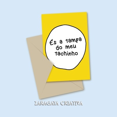 Cartão amarelo com texto 'És a tampa do meu tachinho' e envelope bege
