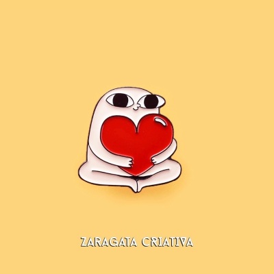 Pin de personagem branco segurando coração vermelho com texto 'ZARAGATA CRIATIVA'