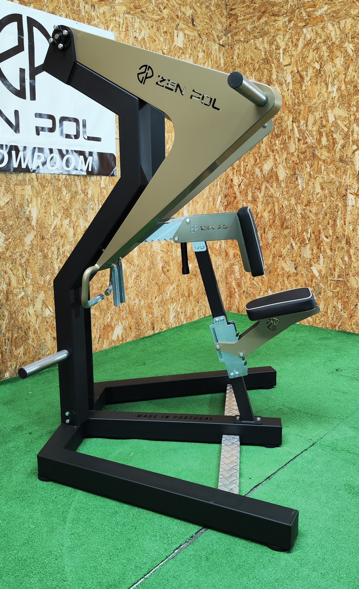 Máquina de exercício de costas da marca ZEN POL com assento acolchoado preto