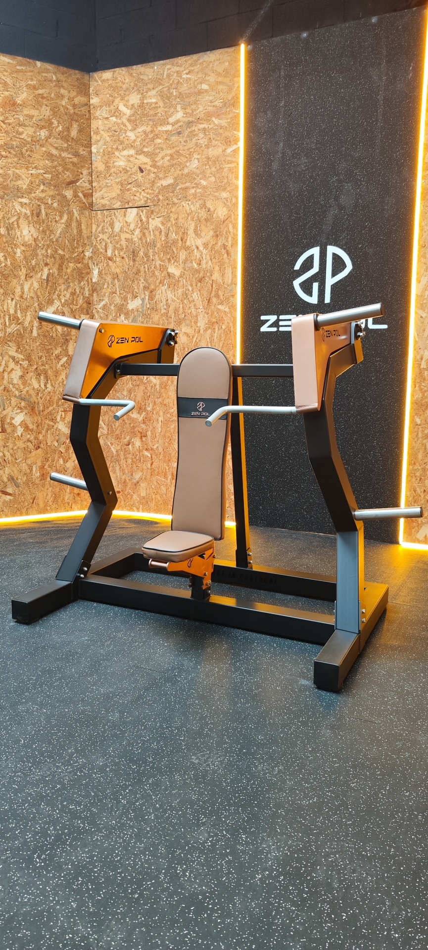 Máquina de exercício musculação preta e castanha com marca ZEN POL