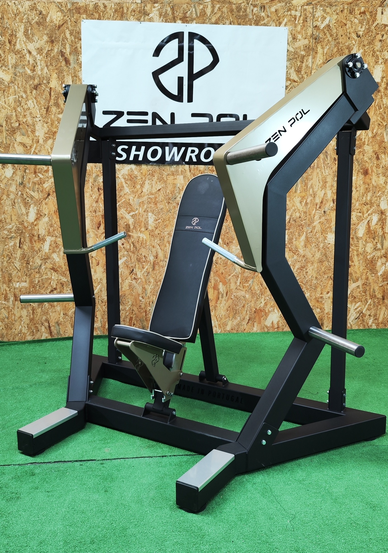 Máquina de levantamento de peso preta com detalhes dourados e banco ajustável preto