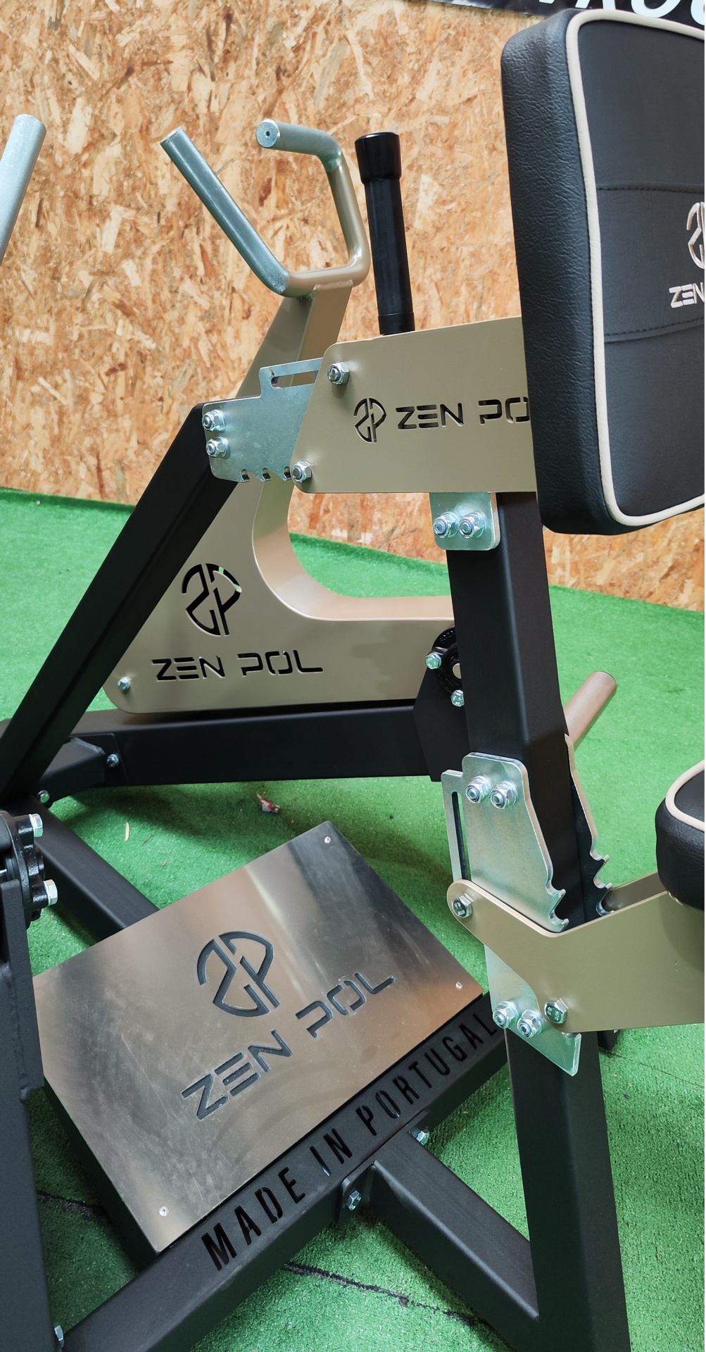 Banco de musculação Zen Pol em metal e couro com inscrições da marca e indicação Made in Portugal