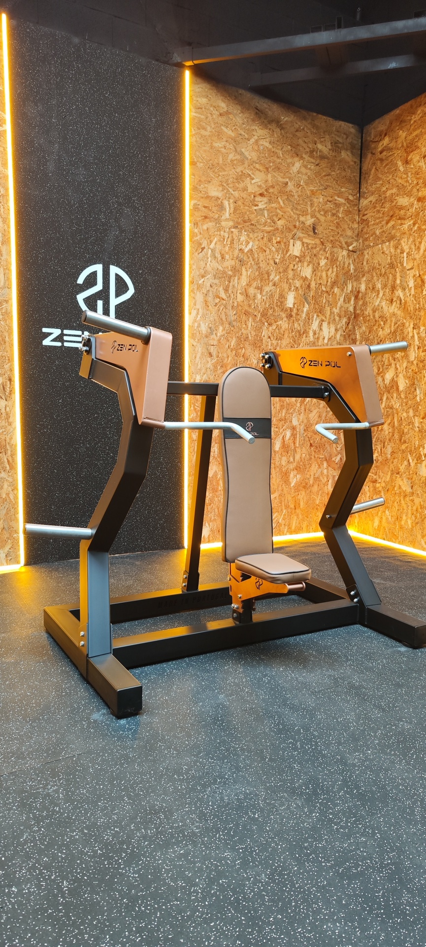 Equipamento de exercício ZEN POOL com assento bege em ginásio moderno