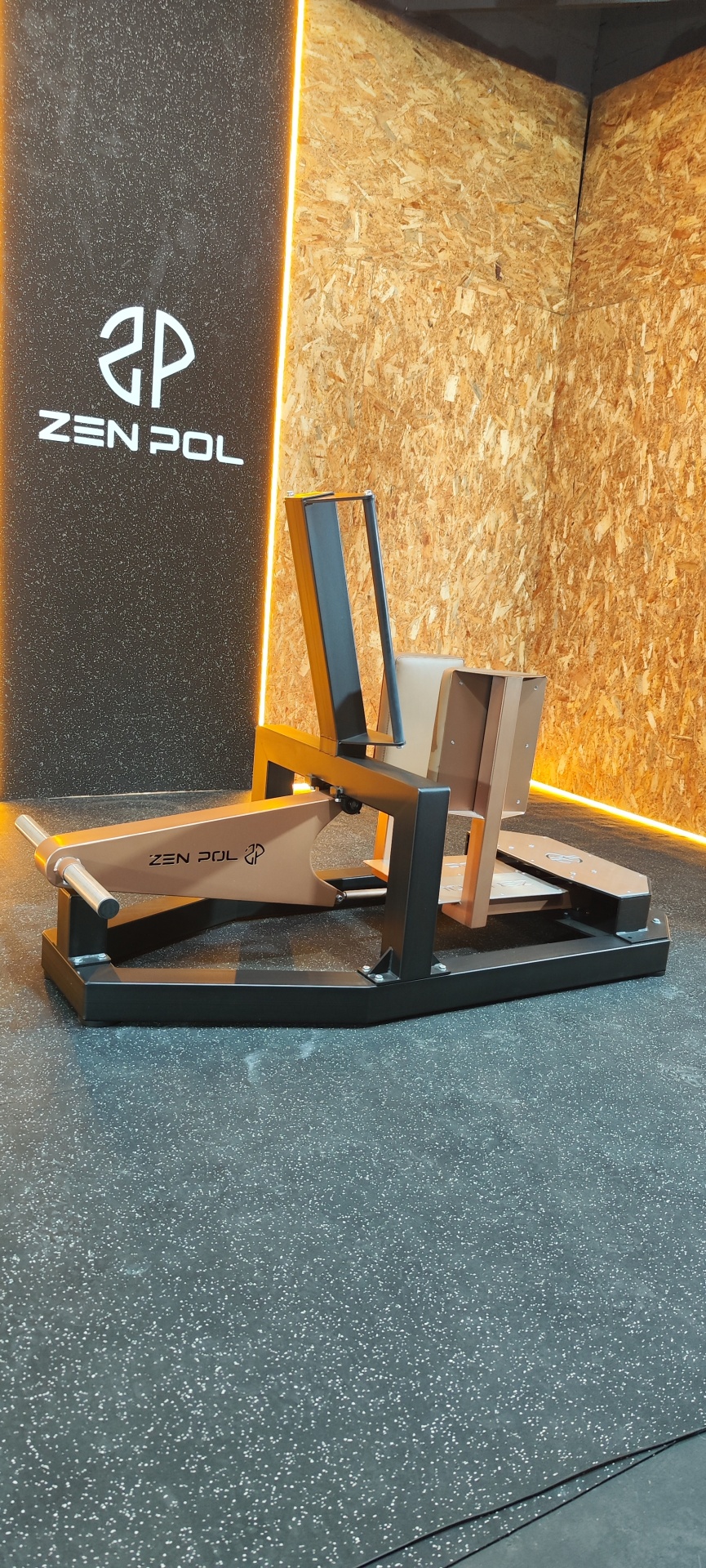 Equipamento de ginásio Zen Pol em ambiente com chão preto e paredes de madeira OSB.