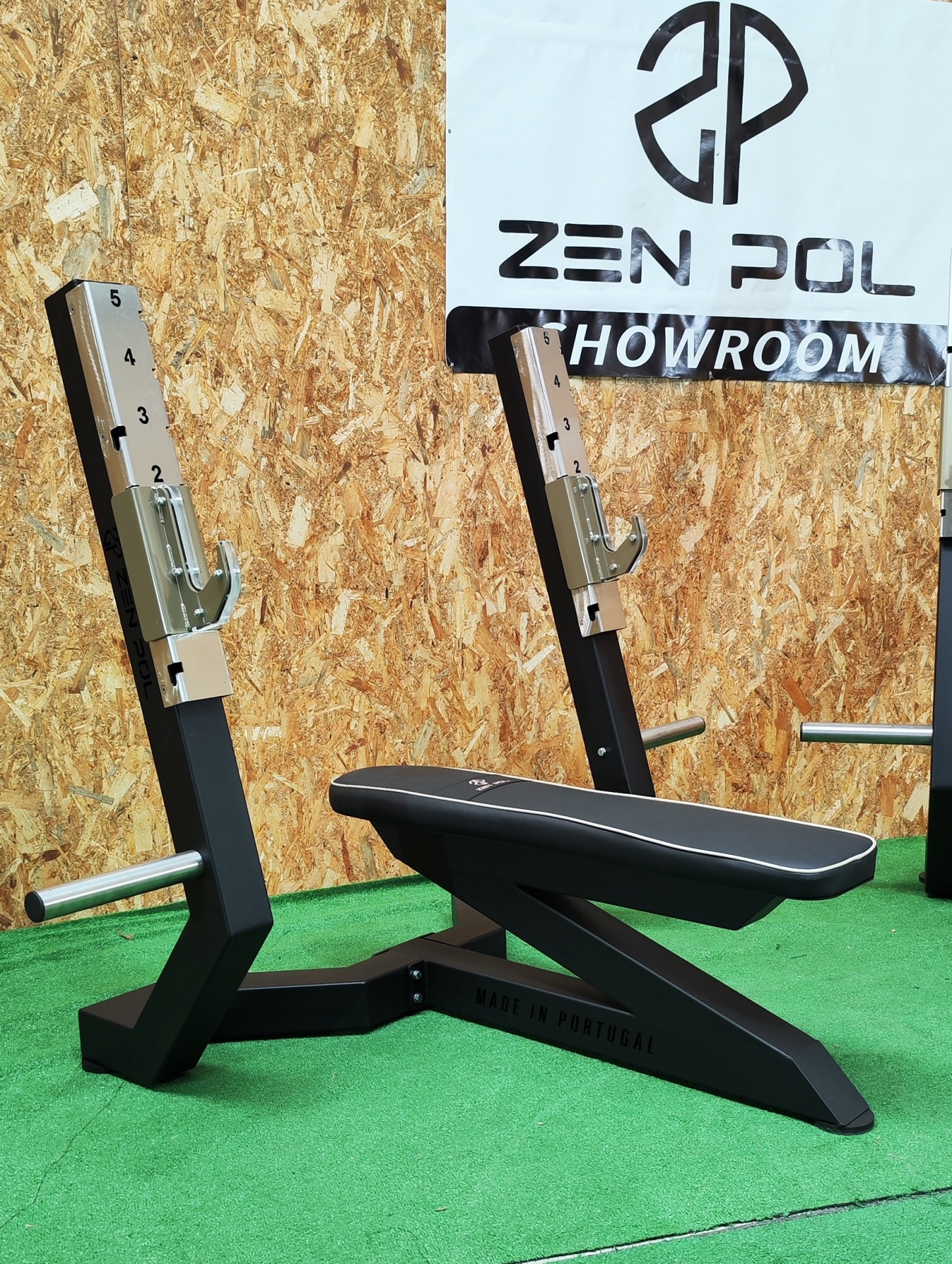 Banco de exercício ajustável com estrutura preta e apoios metálicos numerados