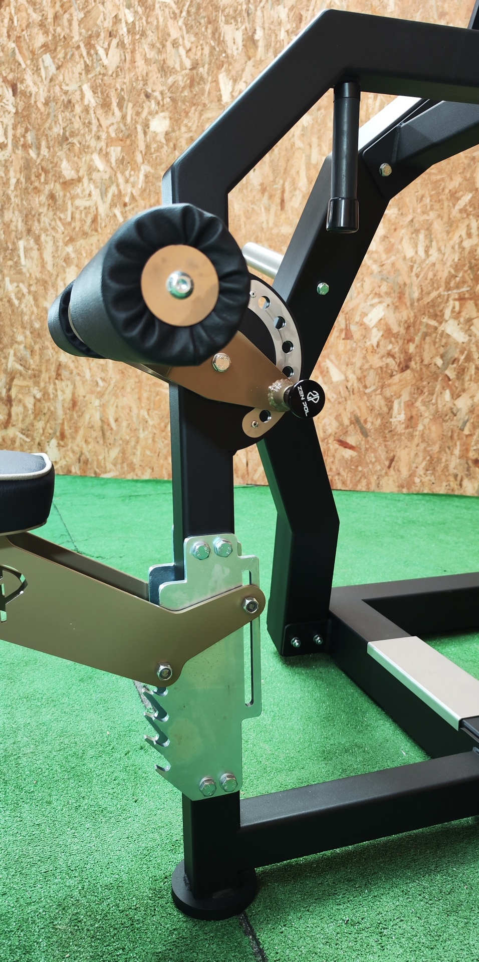 Equipamento de ginásio metálico preto com peças prateadas e acolchoado preto