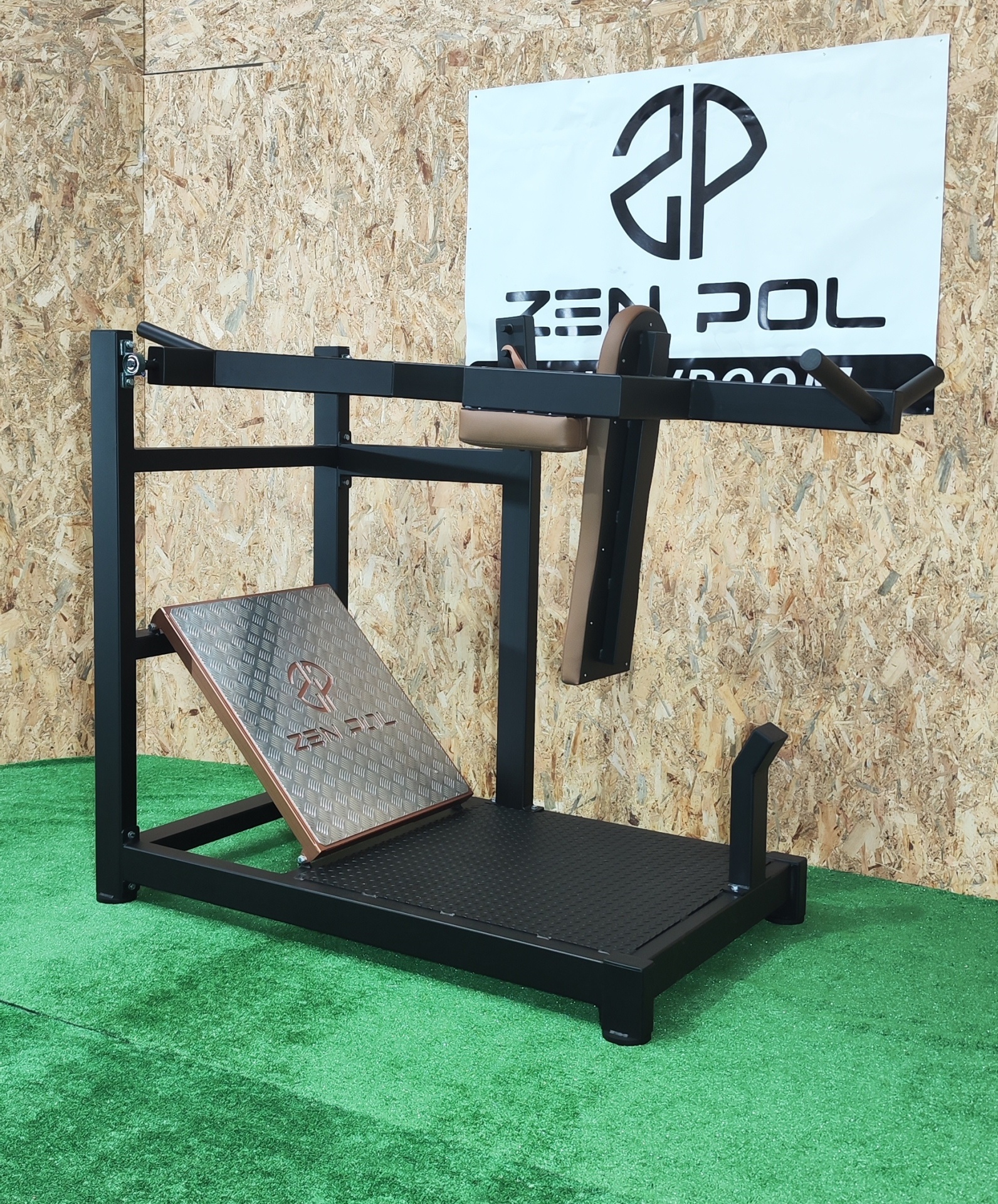 Aparelho de musculação preto com encosto castanho e logótipo Zenpol