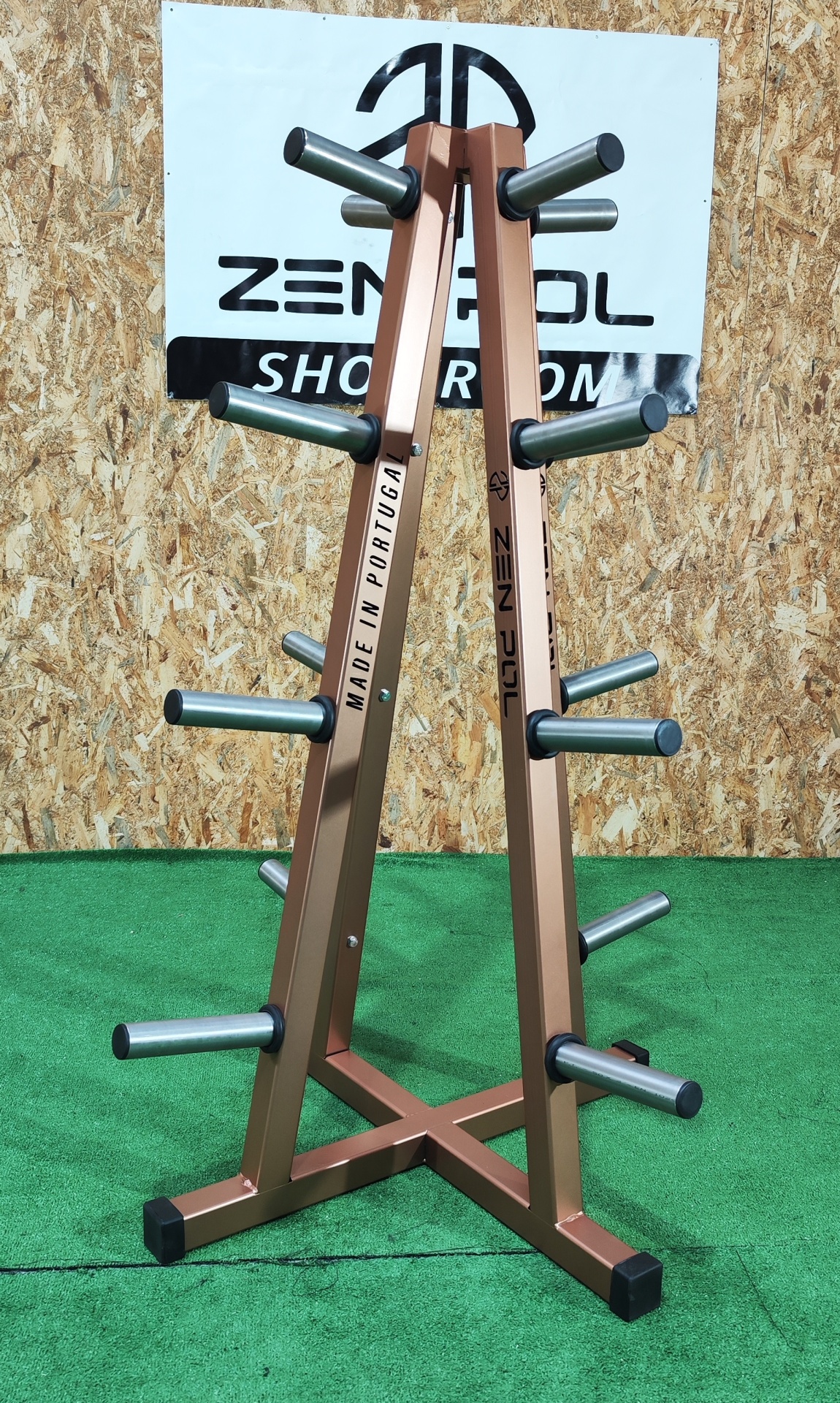 Suporte para pesos metálico bronze com braços prateados e texto 'MADE IN PORTUGAL'