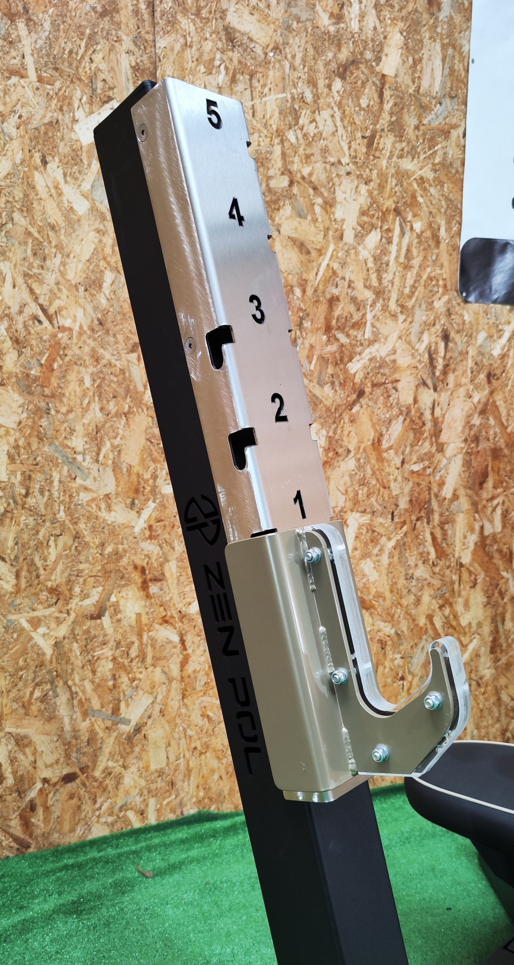 Estrutura metálica de suporte regulável numerada com fixações e acabamento preto e prata.