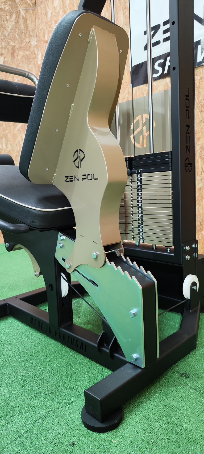 Máquina de musculação ZEN POL com estrutura preta e assento preto em ambiente interior de ginásio