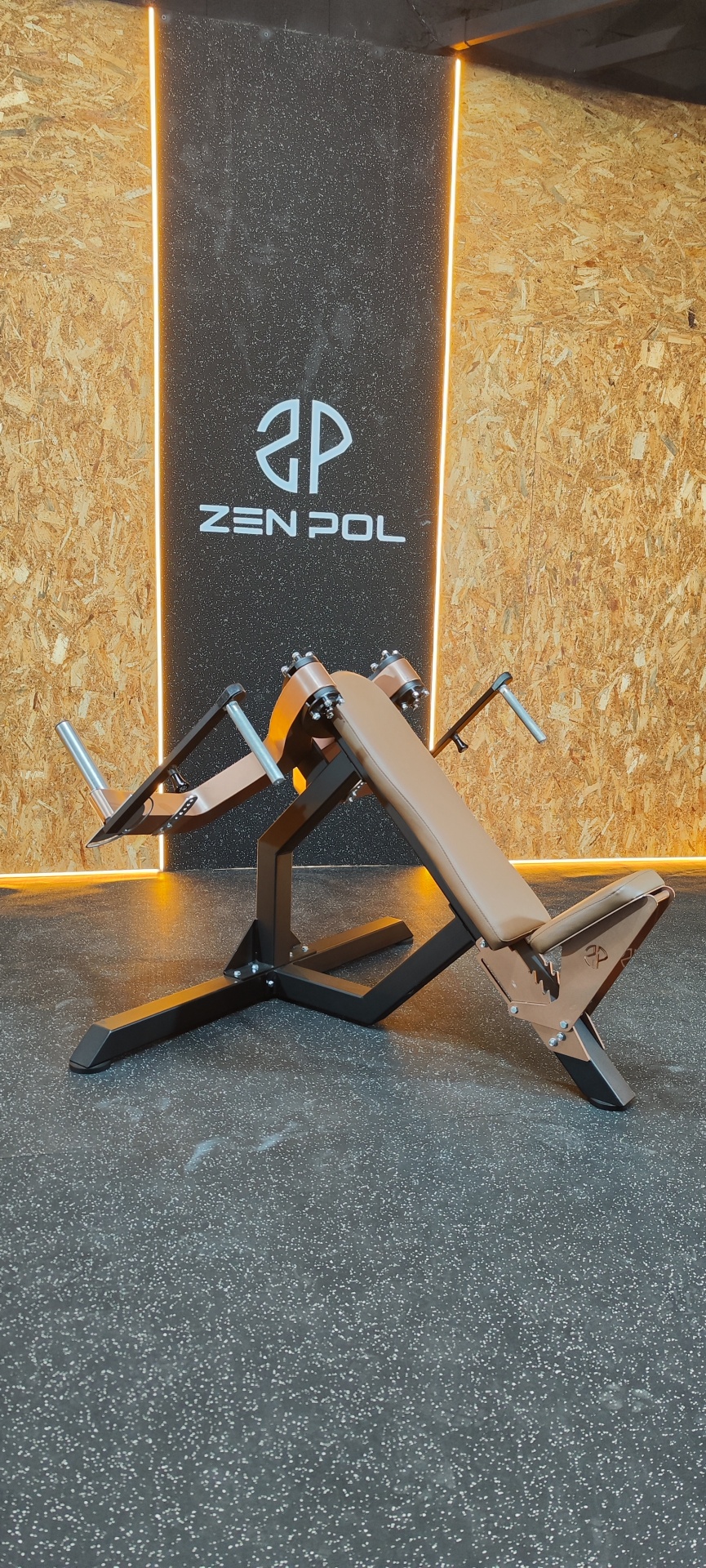 Banco de exercício ajustável em metal preto e castanho com texto ZEN POL