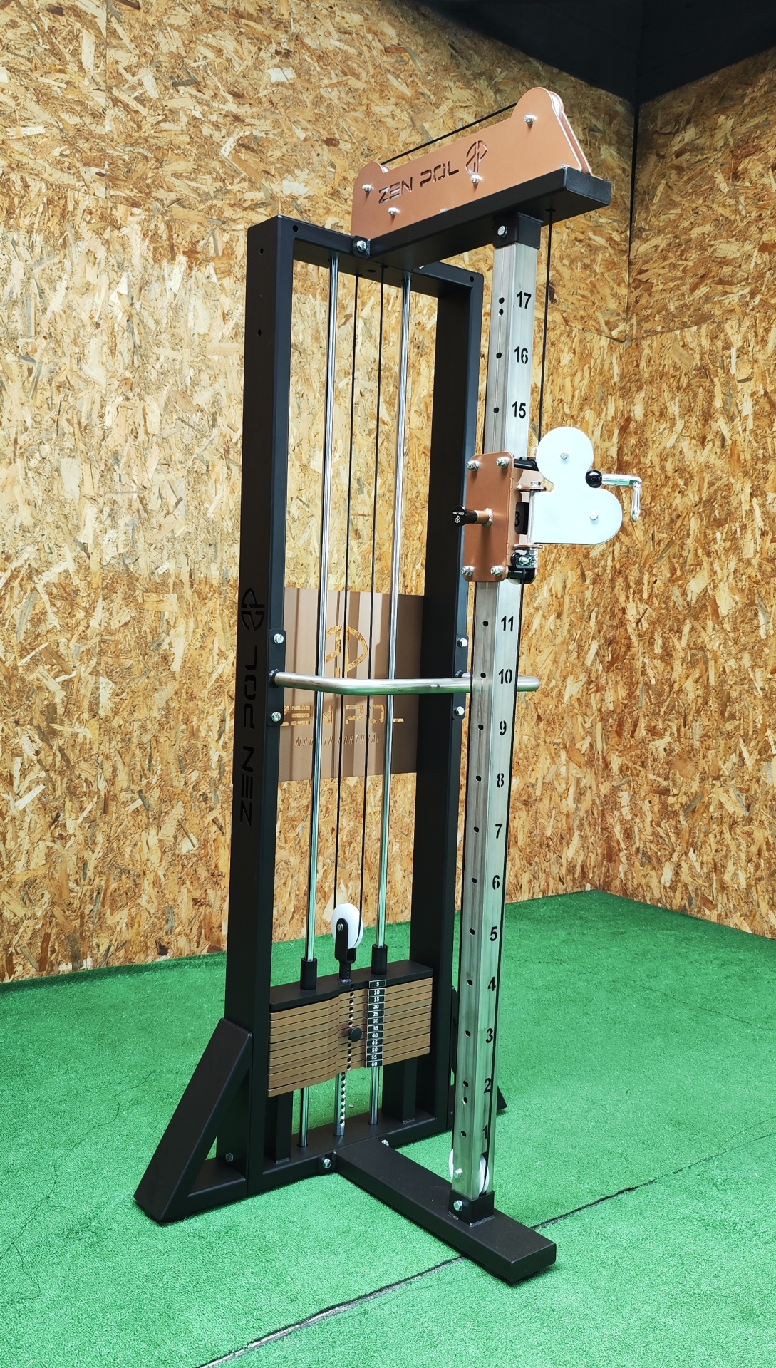 máquina de exercícios em metal e madeira com cordas e barra