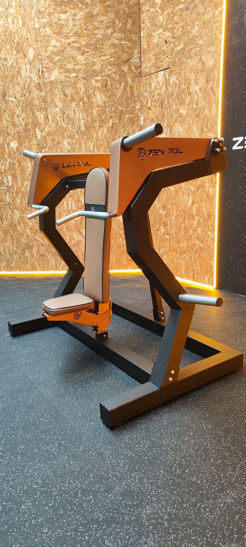 Máquina de ginásio profissional ZEN POL em metal, com assento bege e suporte para pesos