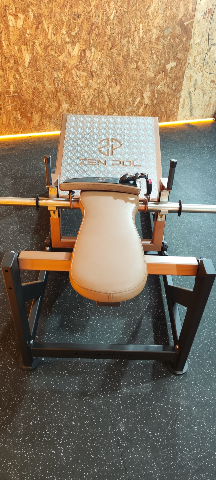 Banco para supino metálico cinza com assento bege e placa com padrão xadrez e nome Zen Pol