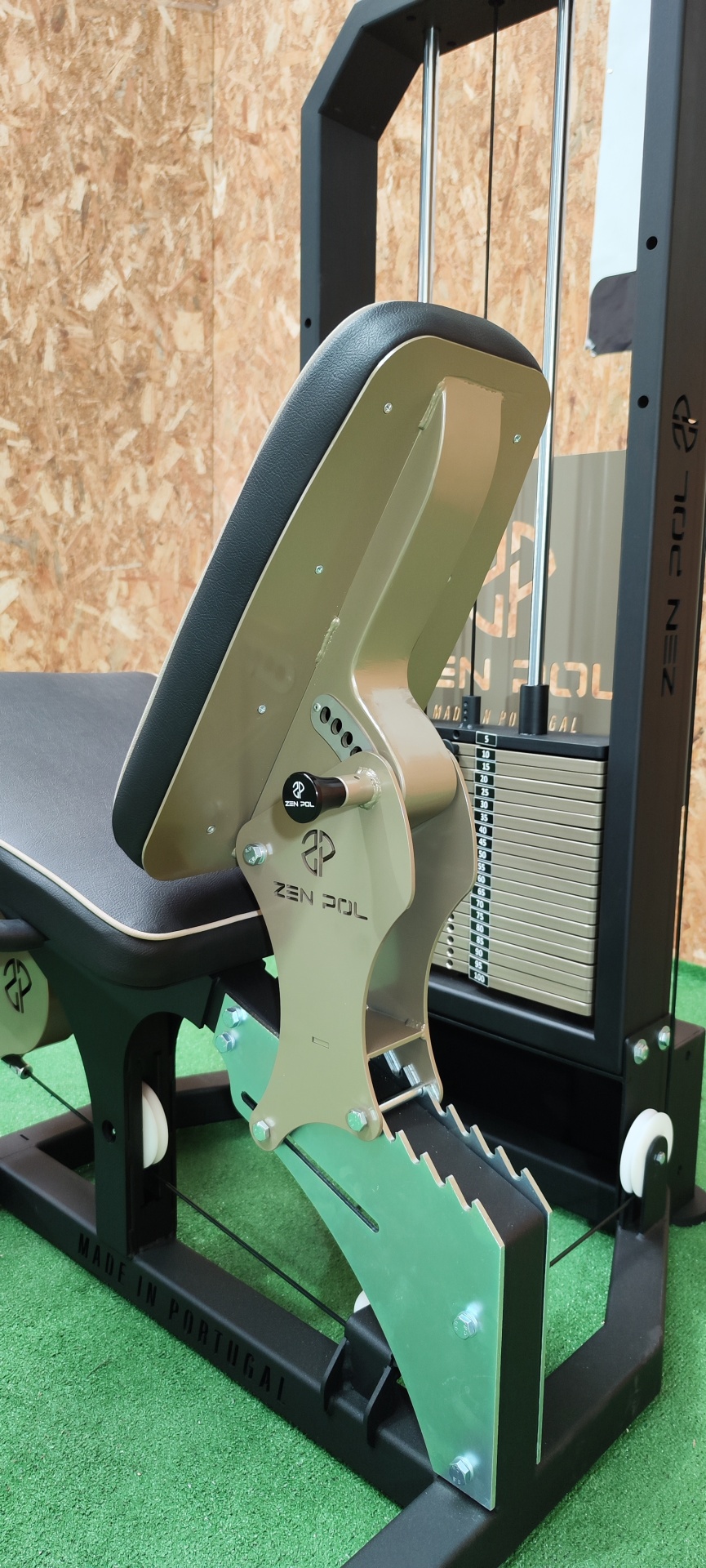 Equipamento de ginástica com estrutura metálica e estofado preto