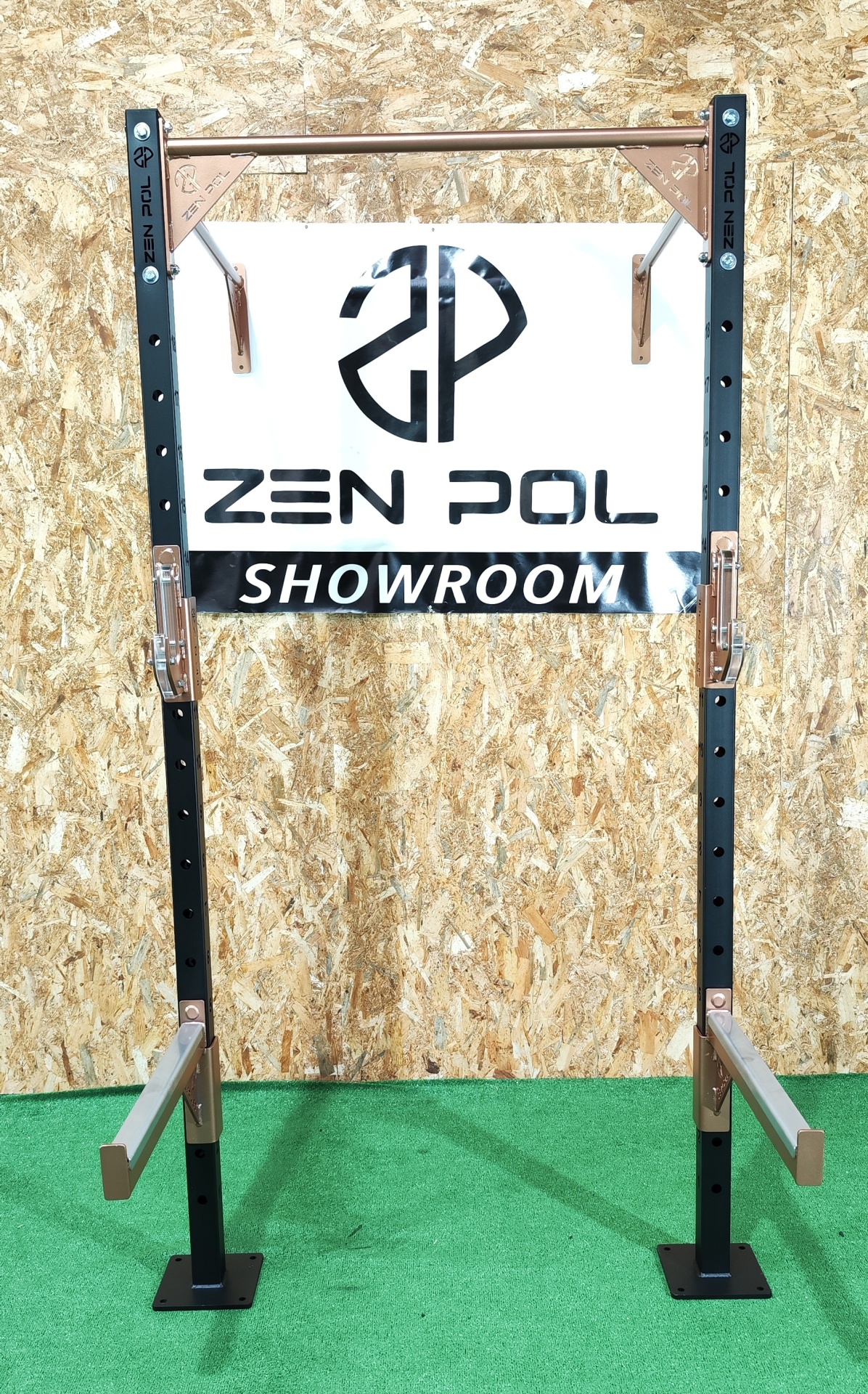 Estrutura de fitness metálica preta e dourada com banner ZEN POL SHOWROOM