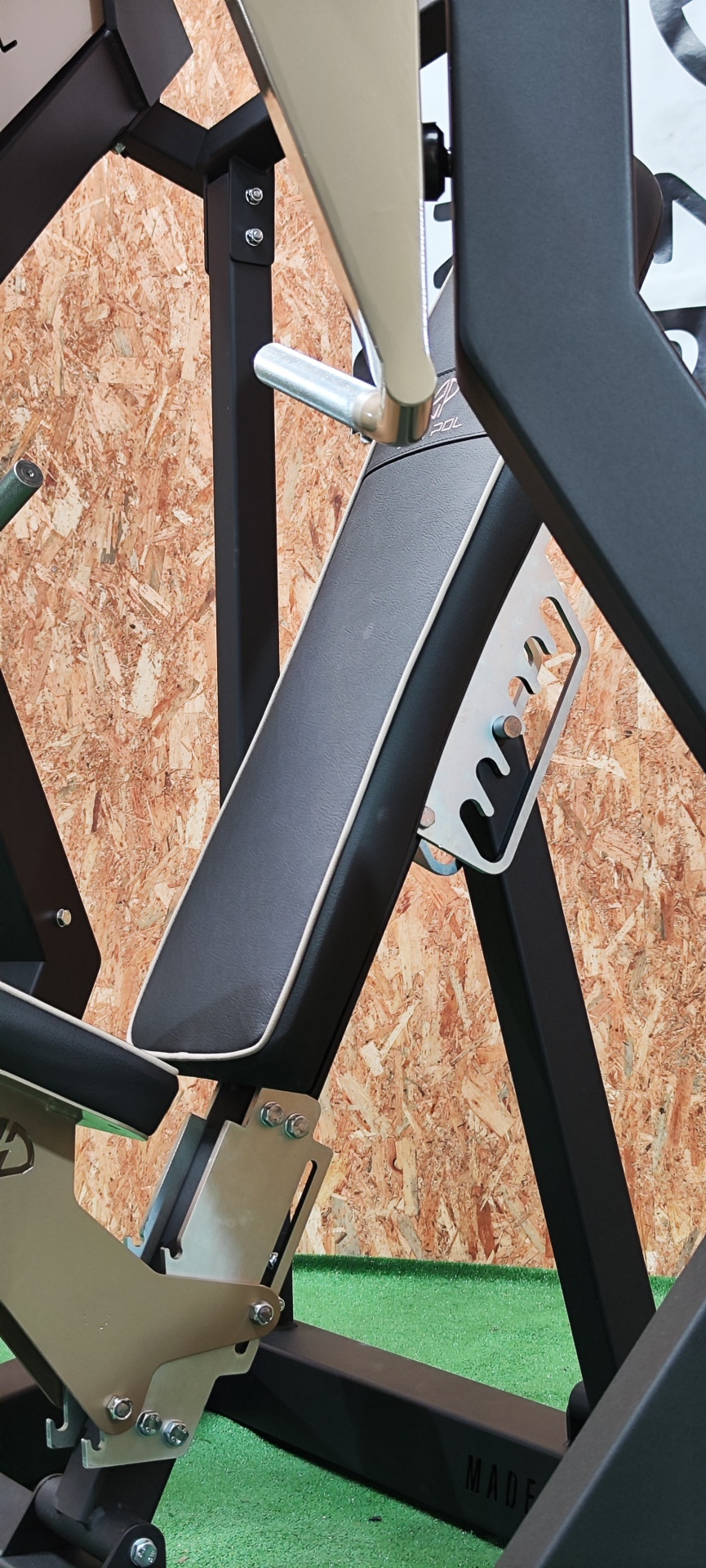 Banco de treino ajustável preto com estrutura metálica e detalhes em metal