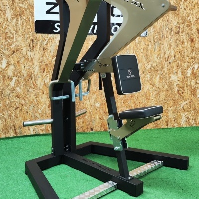 Equipamento de musculação metálico preto e dourado com assento acolchoado em fundo verde e madeira