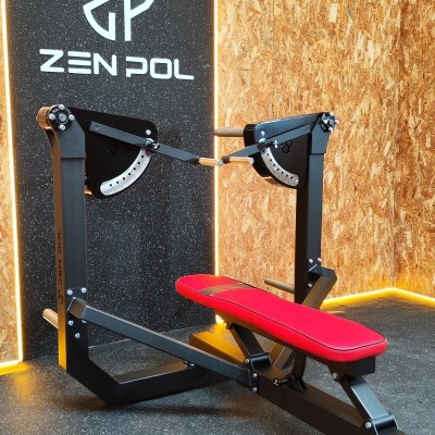 Banco de treino preto com almofadado vermelho, logo ZEN POL no painel preto ao fundo