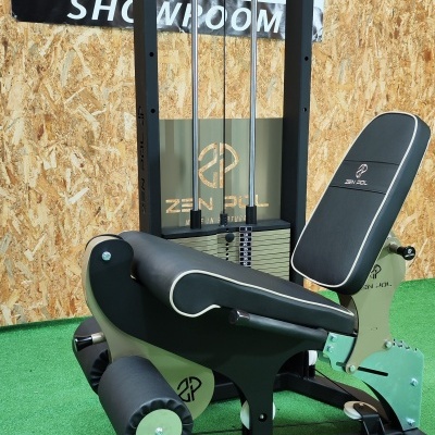 máquina de exercício Zen Pol com assento preto e estrutura metálica em exposição