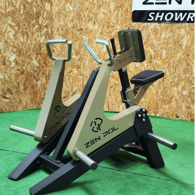 Equipamento de exercício ZEN POL para treino de costas em piso verde com parede de madeira ao fundo