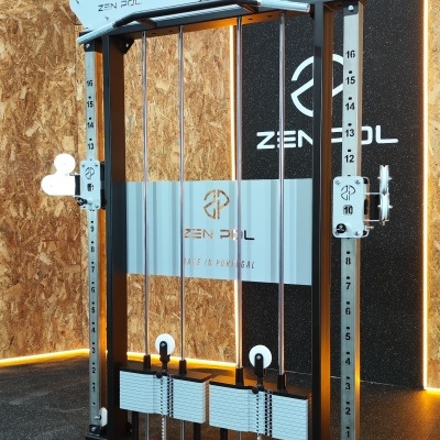 Máquina de treino multifuncional preta e cinzenta ZEN POL em ginásio