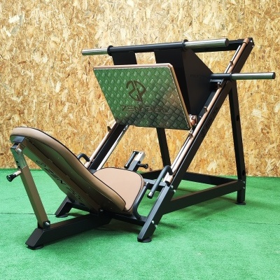 Máquina leg press preta com assento castanho e placa metálica