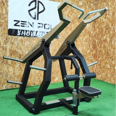 Equipamento de ginásio preto e verde-oliva para treino de costas sobre tapete verde