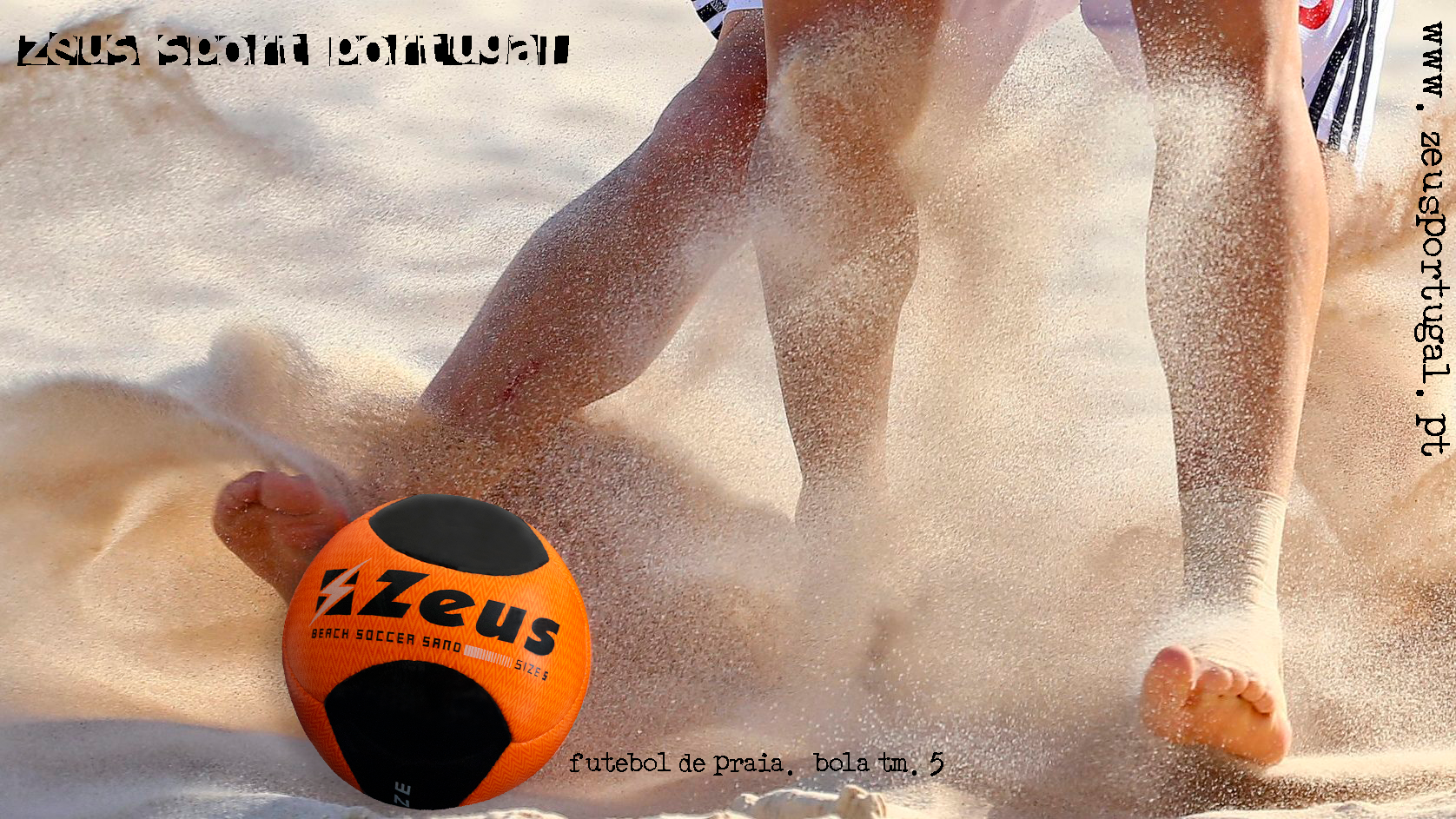 bola de futebol de praia preta e laranja na areia próximo das pernas de um jogador