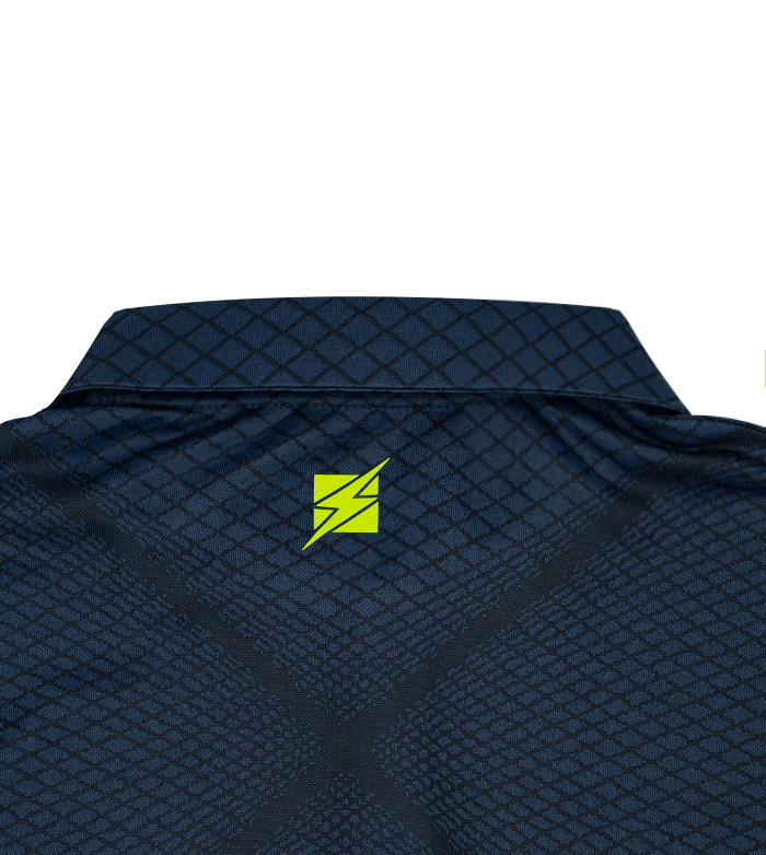 Gola de peça de vestuário azul escuro com padrão quadriculado e logótipo amarelo com raio