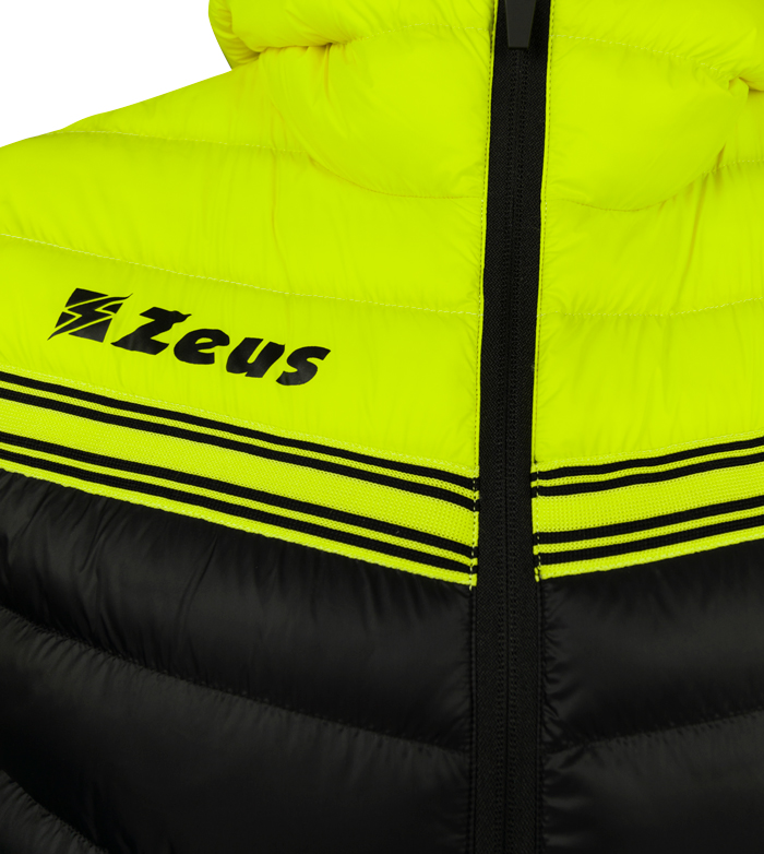 Casaco acolchoado amarelo e preto com fecho de correr, logo e texto 'zeus'.
