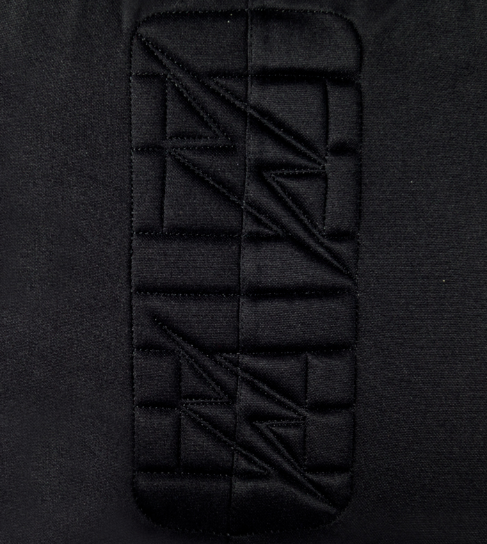 Tecido preto com padrão de costura geométrico em relevo