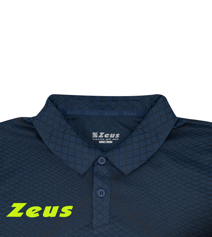 Polo azul escuro com padrão geometric e logótipo Zeus amarelo