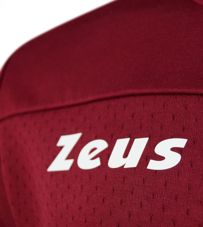 Peça de vestuário desportiva bordô com texto Zeus branco