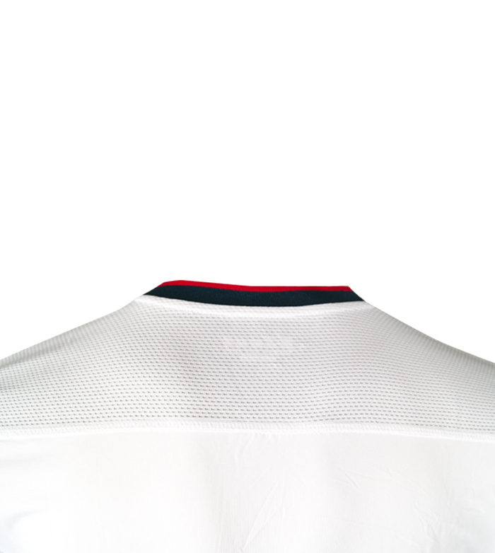 Parte de trás de camisola branca com gola preta e vermelha