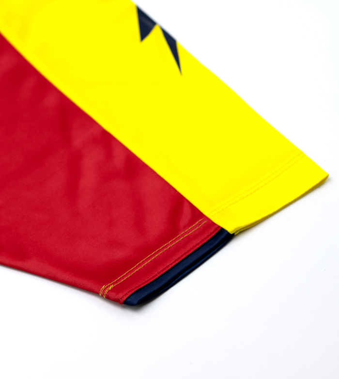 Manga de tecido desportivo amarelo, vermelho e preto com costuras