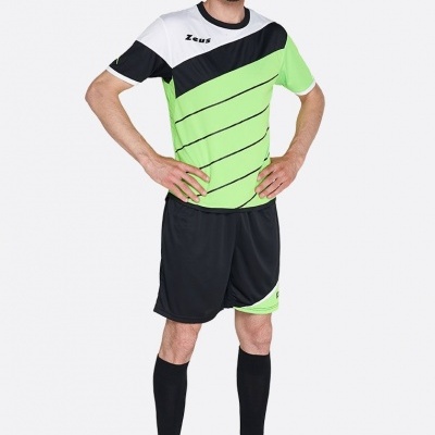 Homem com equipamento de futebol verde, preto e branco com chuteiras azuis e detalhes laranja