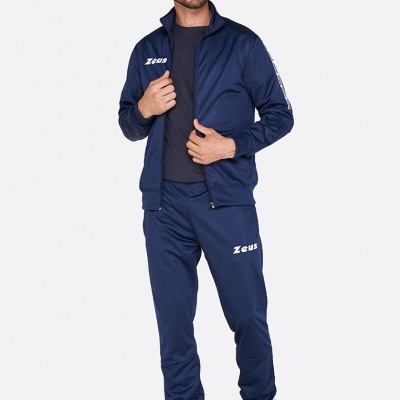 Homem com conjunto desportivo azul escuro e sapatilhas com logotipo Zeus