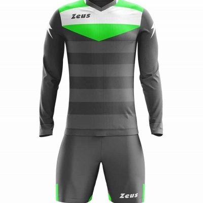 Conjunto desportivo preto, cinzento e verde com camisola de manga longa e calções curtos, texto Zeus visível