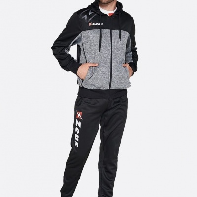 Homem com conjunto desportivo preto e cinzento com logotipo Zeus e ténis cinzentos