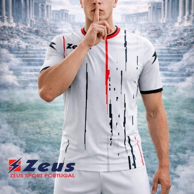 Conjunto desportivo branco com detalhes em preto e vermelho e logótipo Zeus