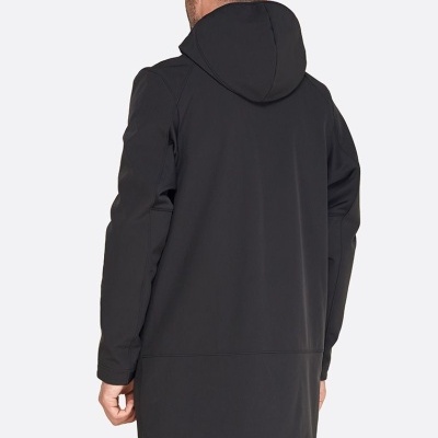 Casaco preto feminino comprido com capuz visto de costas