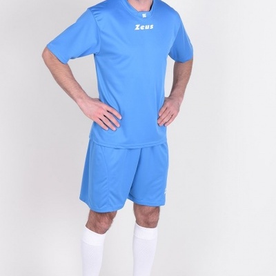 Homem a usar conjunto desportivo azul com logótipo Zeus