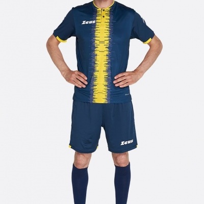 Homem vestido com conjunto desportivo azul escuro e amarelo da marca Zeus, em fundo branco.