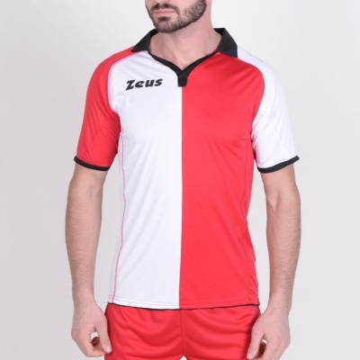 Conjunto desportivo vermelho e branco com texto Zeus