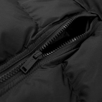 Casaco preto acolchoado com fecho de correr preto em close-up