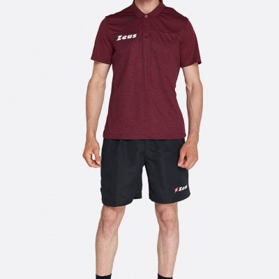 Homem com polo vinho e calções pretos com logo Zeus