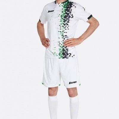 Equipamento desportivo branco com padrão verde e preto, usado por homem em fundo branco
