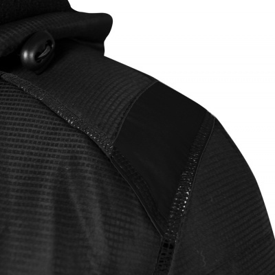 Casaco preto texturizado com bolso e botão na gola